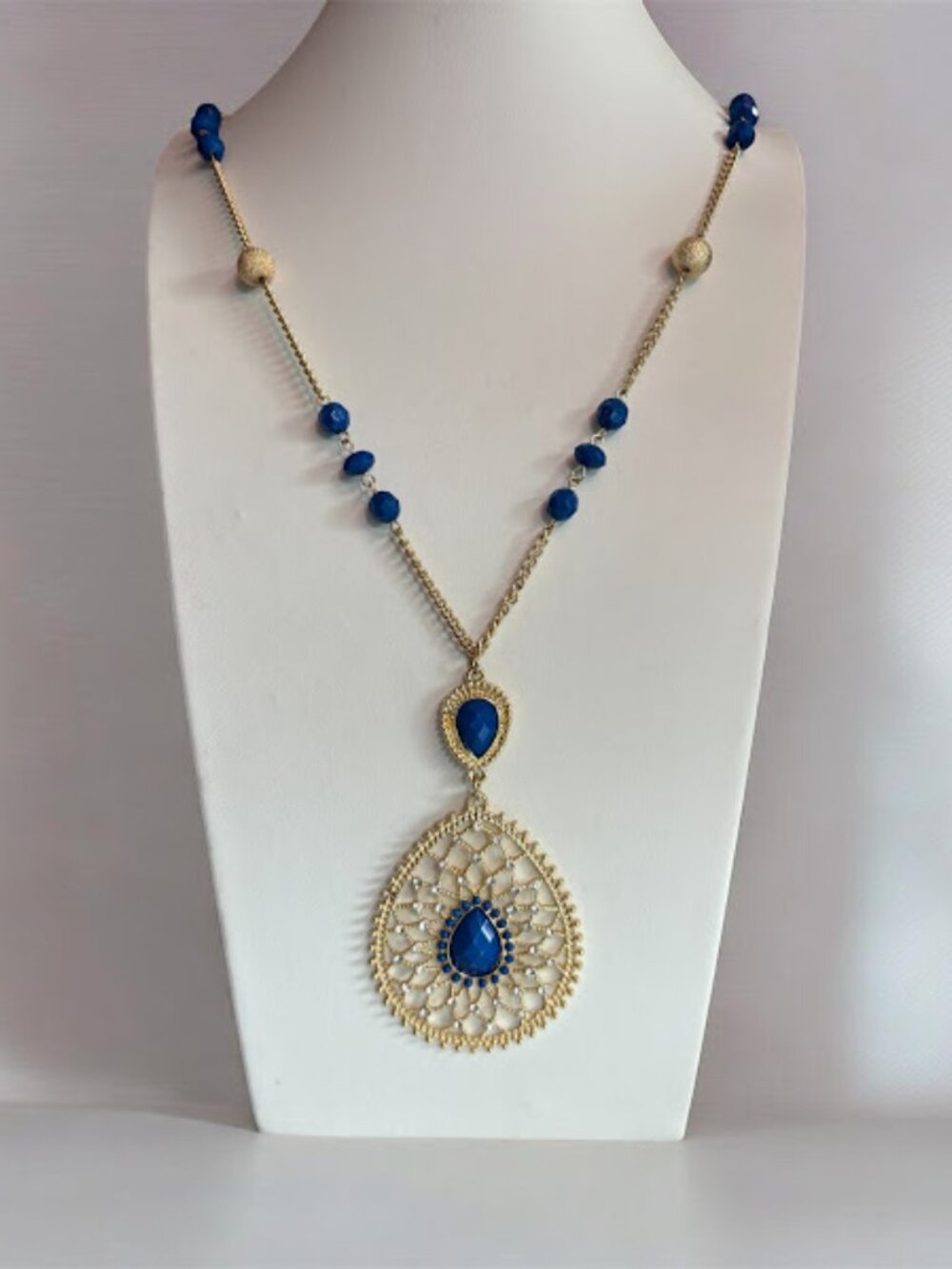 Water Drop Crystals Blue Pendant Beaded Necklace NWOT